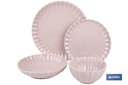Vajilla de porcelana esmaltada en color rosa nude con diseño en relieve