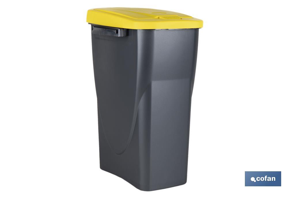 Cubo de basura amarillo para reciclar plásticos y envases
