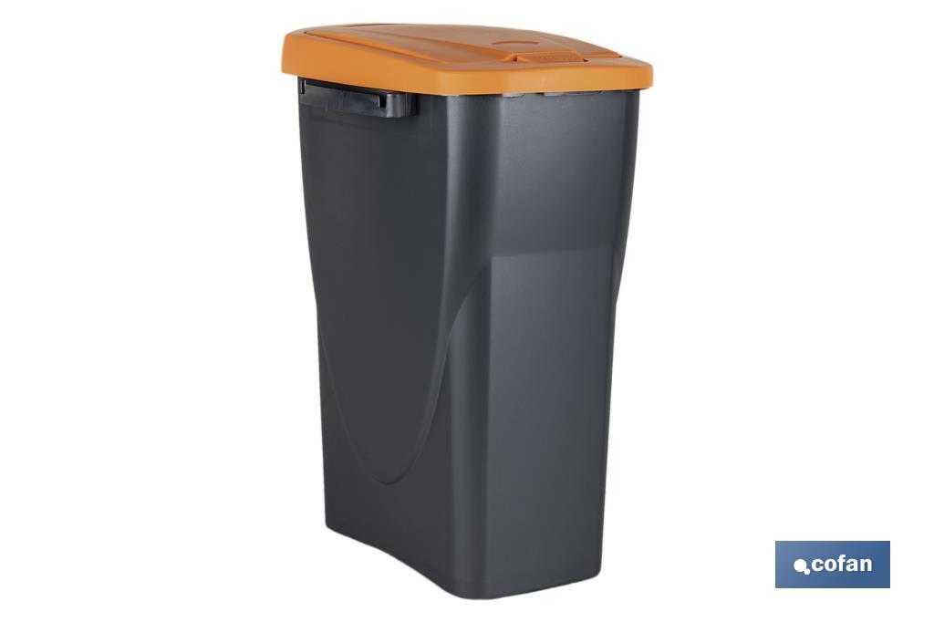 Cubo de basura naranja para reciclar residuos orgánicos