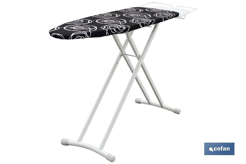 Tabla de planchar en color negro con flores blancas