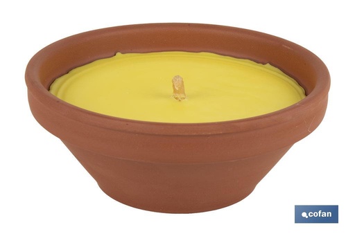 Velas aromáticas de citronela en recipiente de terracota
